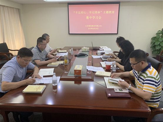 图片包含 餐桌, 人员, 室内, 就坐

描述已自动生成